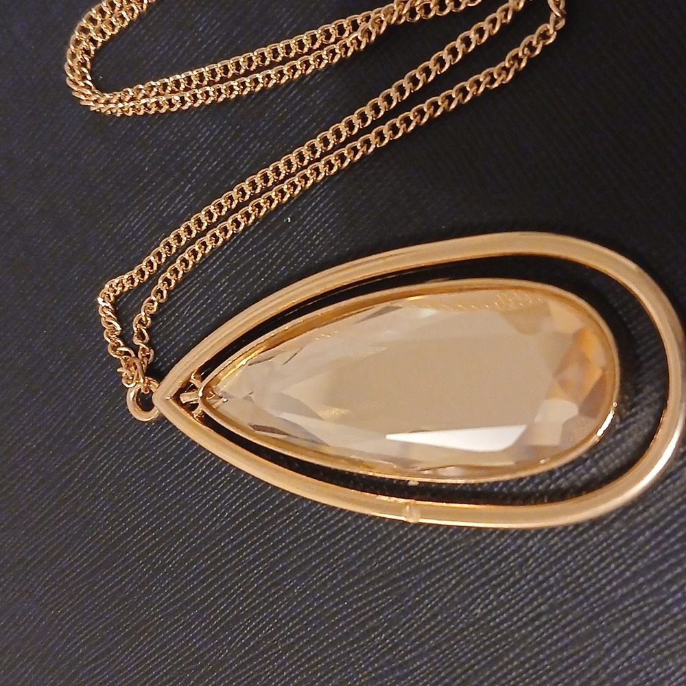 Paparazzi Elegant Gold Teardrop Necklace Set - Picture 2 of 3